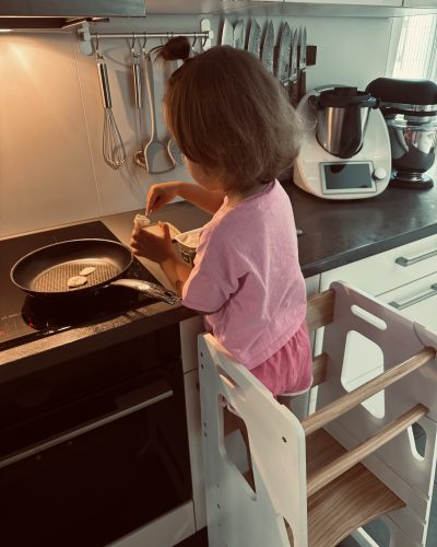 Kochen mit Kindern: Wann ist der beste Zeitpunkt und was braucht man wirklich?